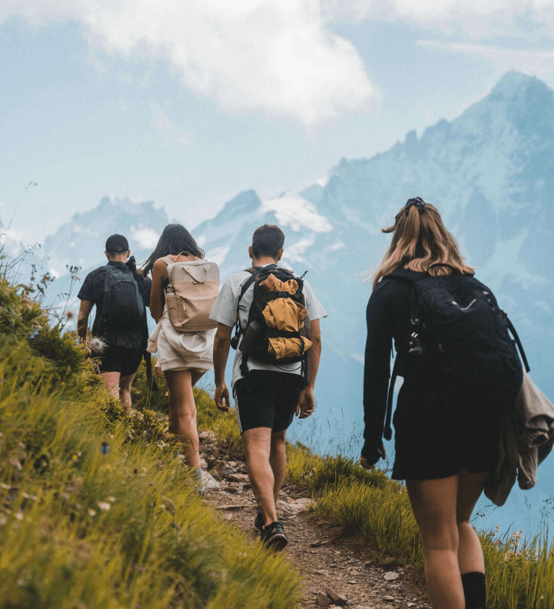 Backpackers hiking in the countryside. They booked their trip on Viajo.